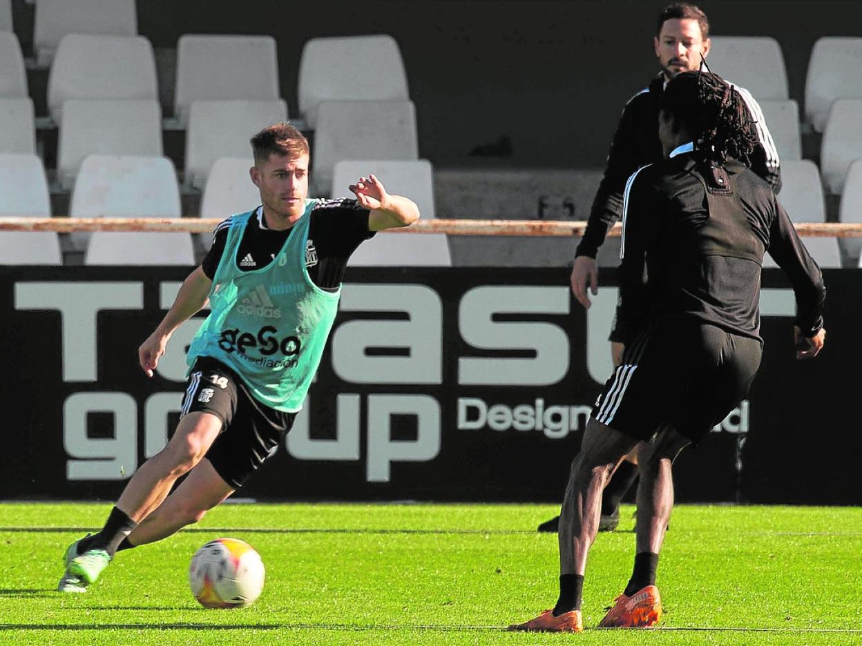 Berto Cayarga encara a Boateng en el entrenamiento de ayer en el Cartagonova. 