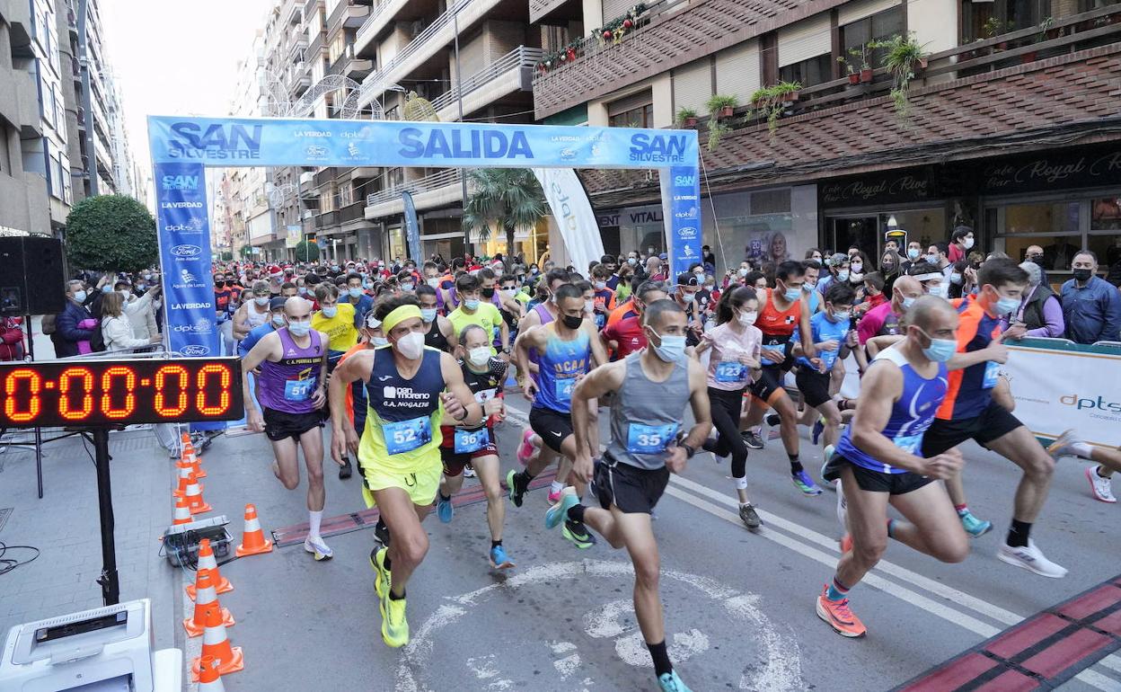 Los participantes toman la salida en la San Silvestre de Lorca.