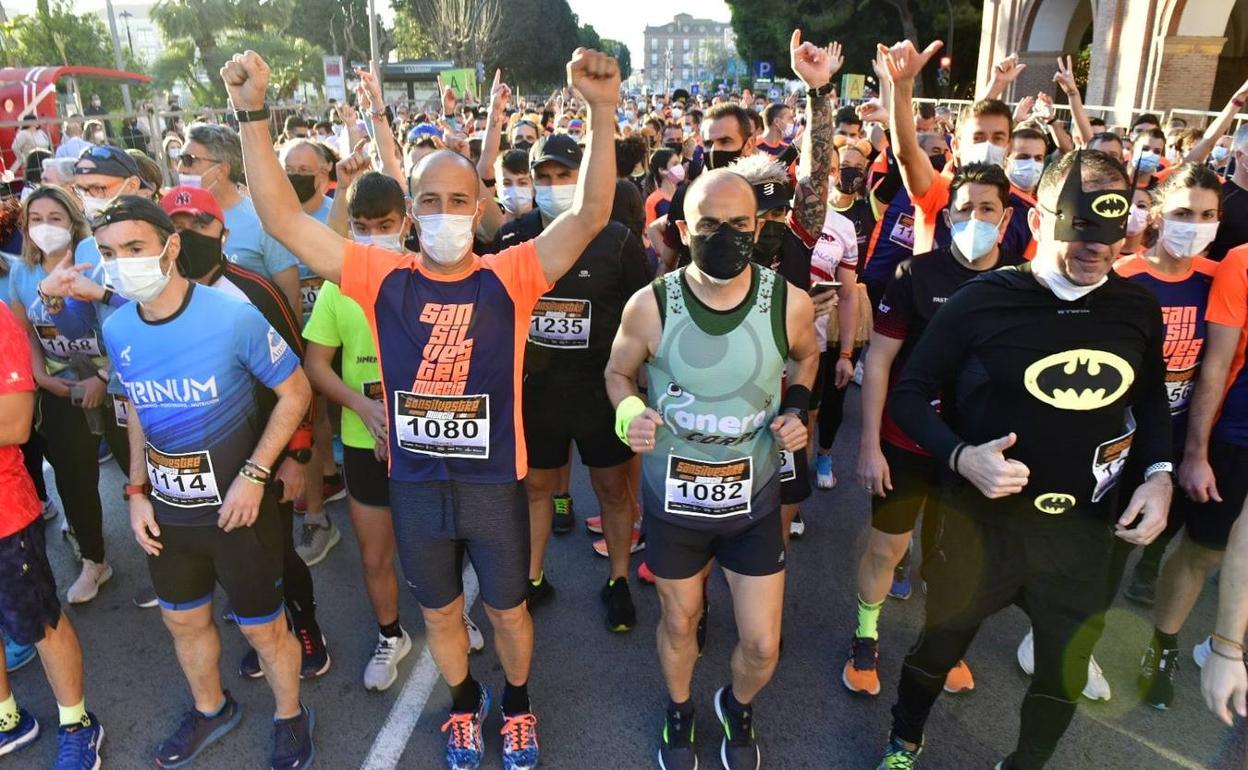 Los corredores se preparan para la salida de la San Silvestre de Murcia 2021.