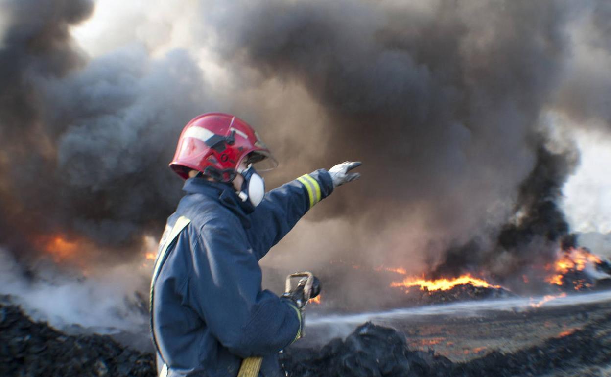 Un bombero apagando un incendio en un polígono de Ceutí en una imagen de archivo. 