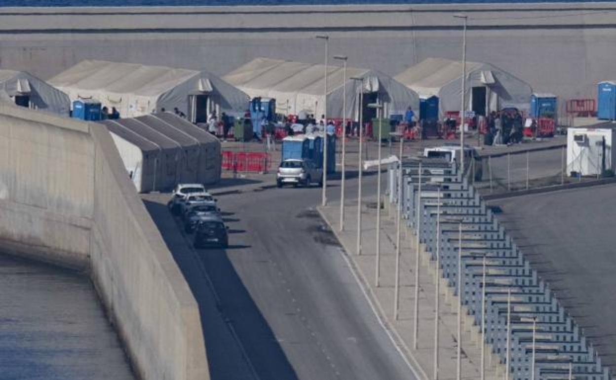 Carpas habilitadas en el muelle de Escombreras, en Cartagena, para acoger a las personas llegadas en patera a la Región. 