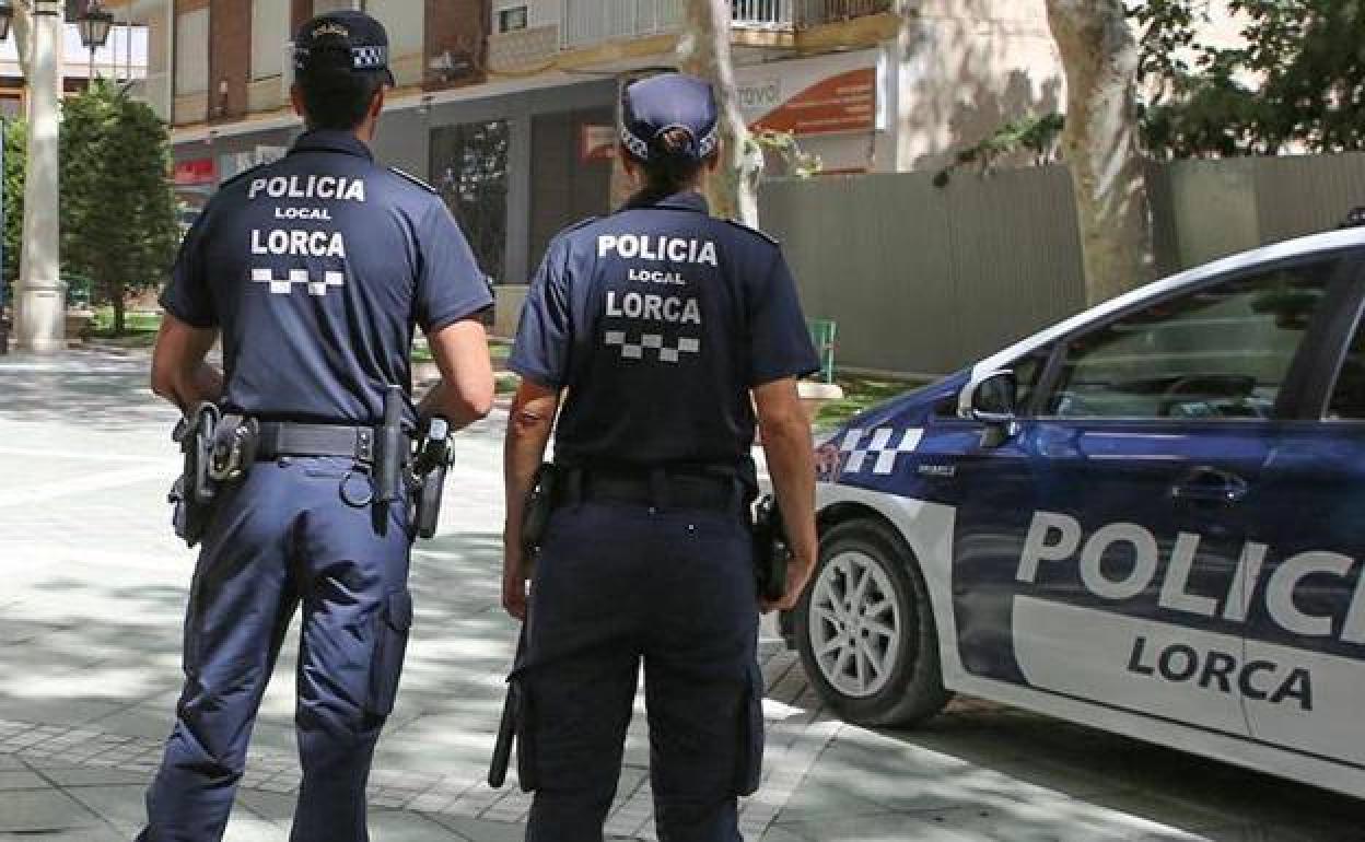 Pareja de agentes de la Policía Local de Lorca, en una imagen de archivo. 