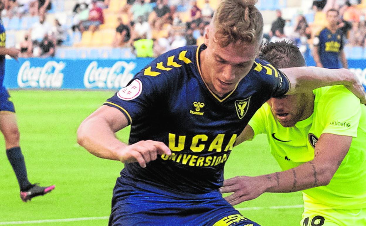 El jugador del UCAM Manu Garrido protege el balón. 