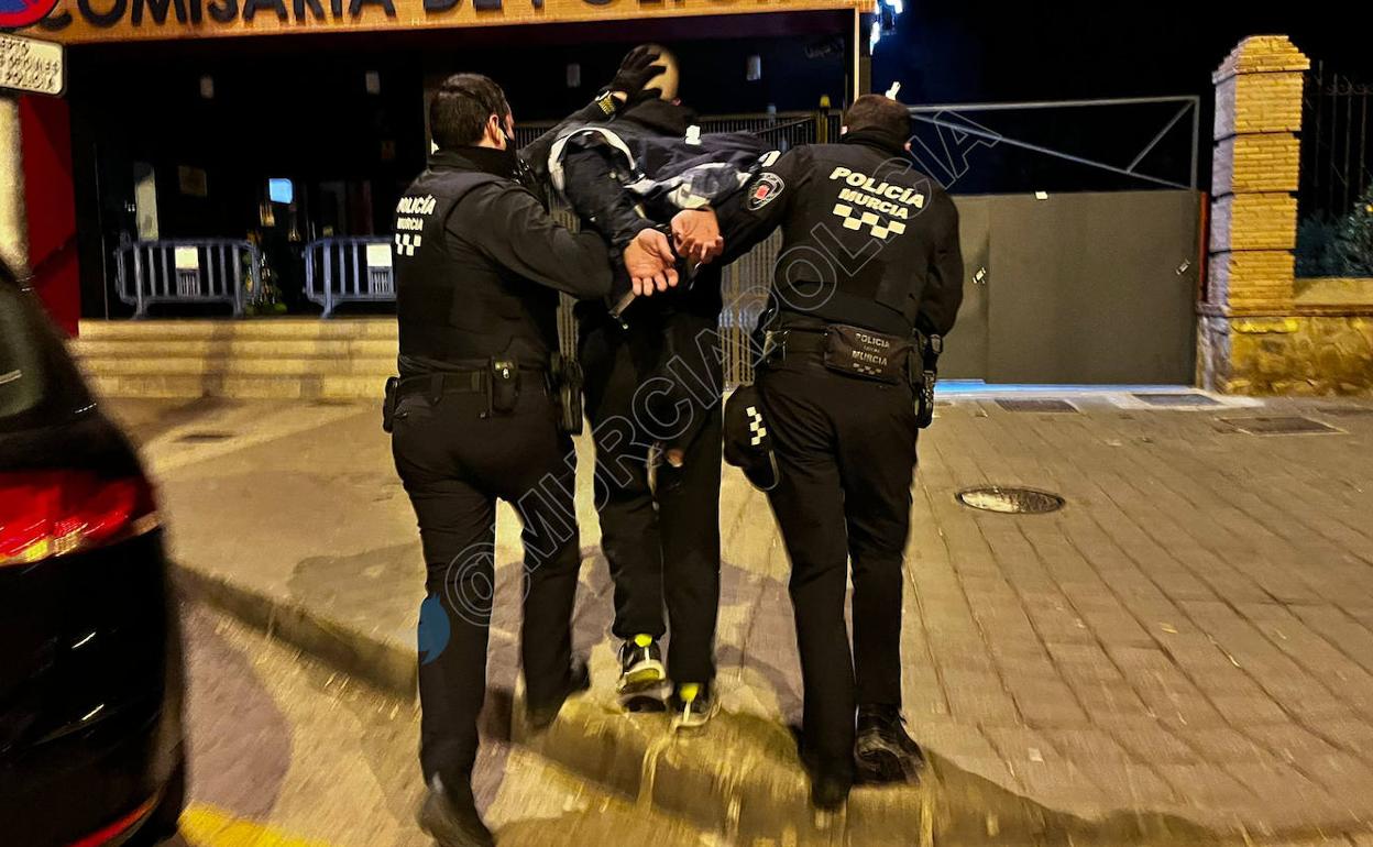 Agentes trasladan al sospechoso tras su arresto. 