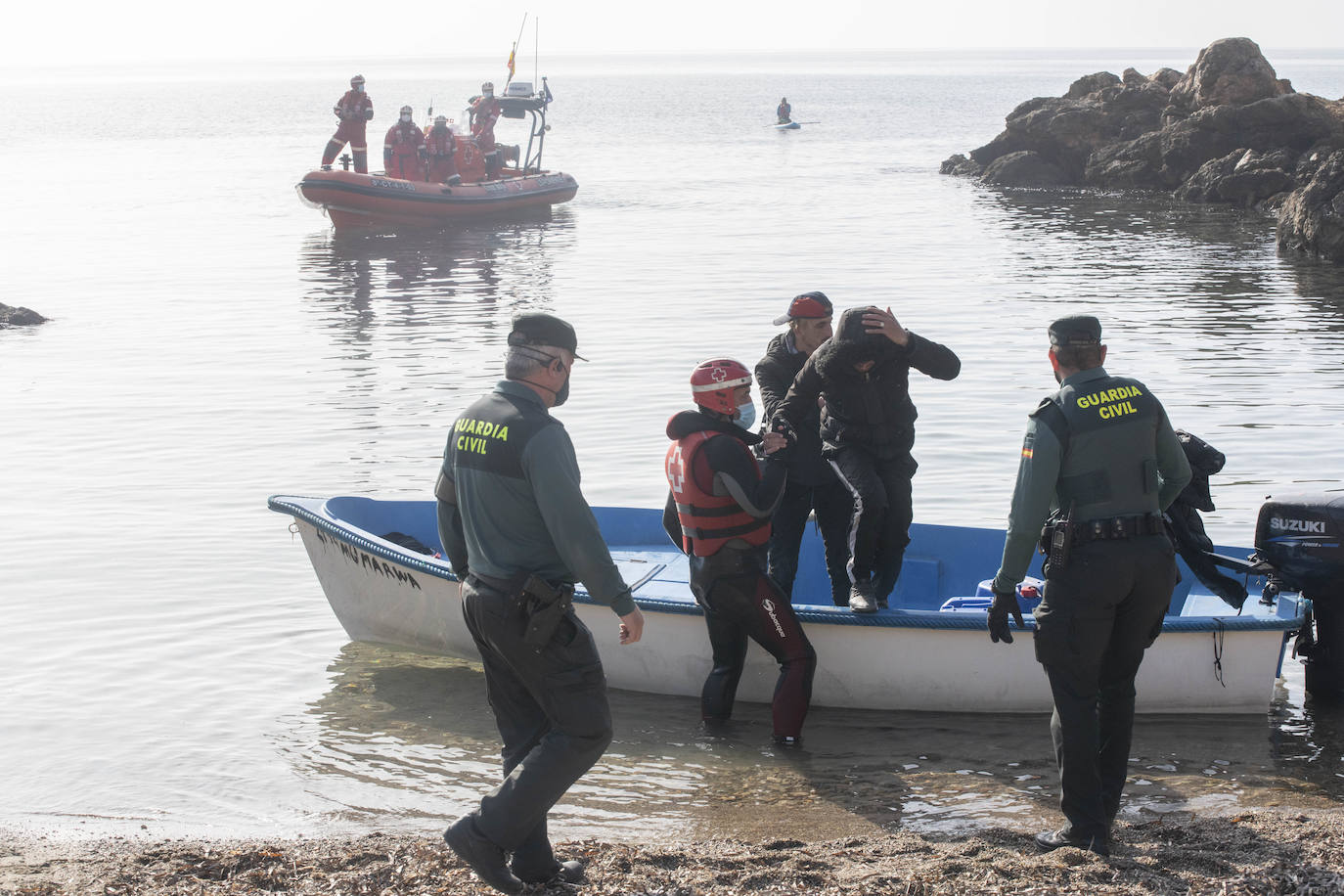 Fotos: Una patera con diez personas a bordo llega a Isla Plana, en Cartagena