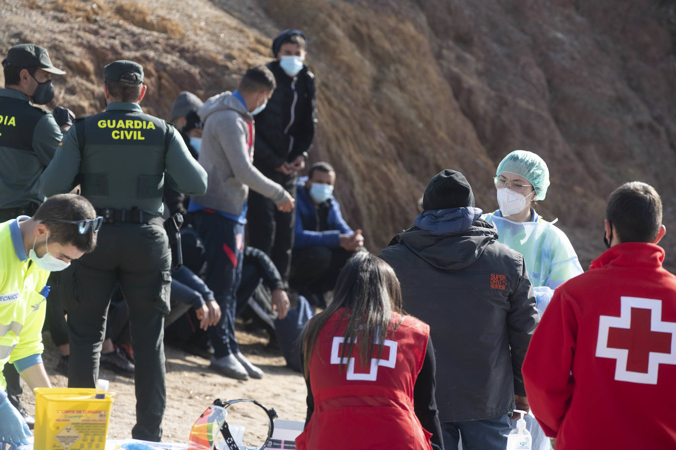 Fotos: Una patera con diez personas a bordo llega a Isla Plana, en Cartagena