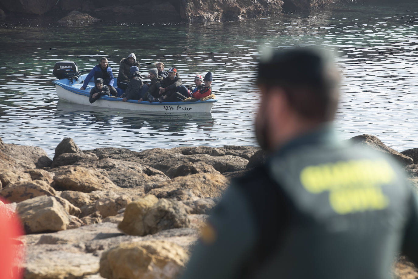 Fotos: Una patera con diez personas a bordo llega a Isla Plana, en Cartagena