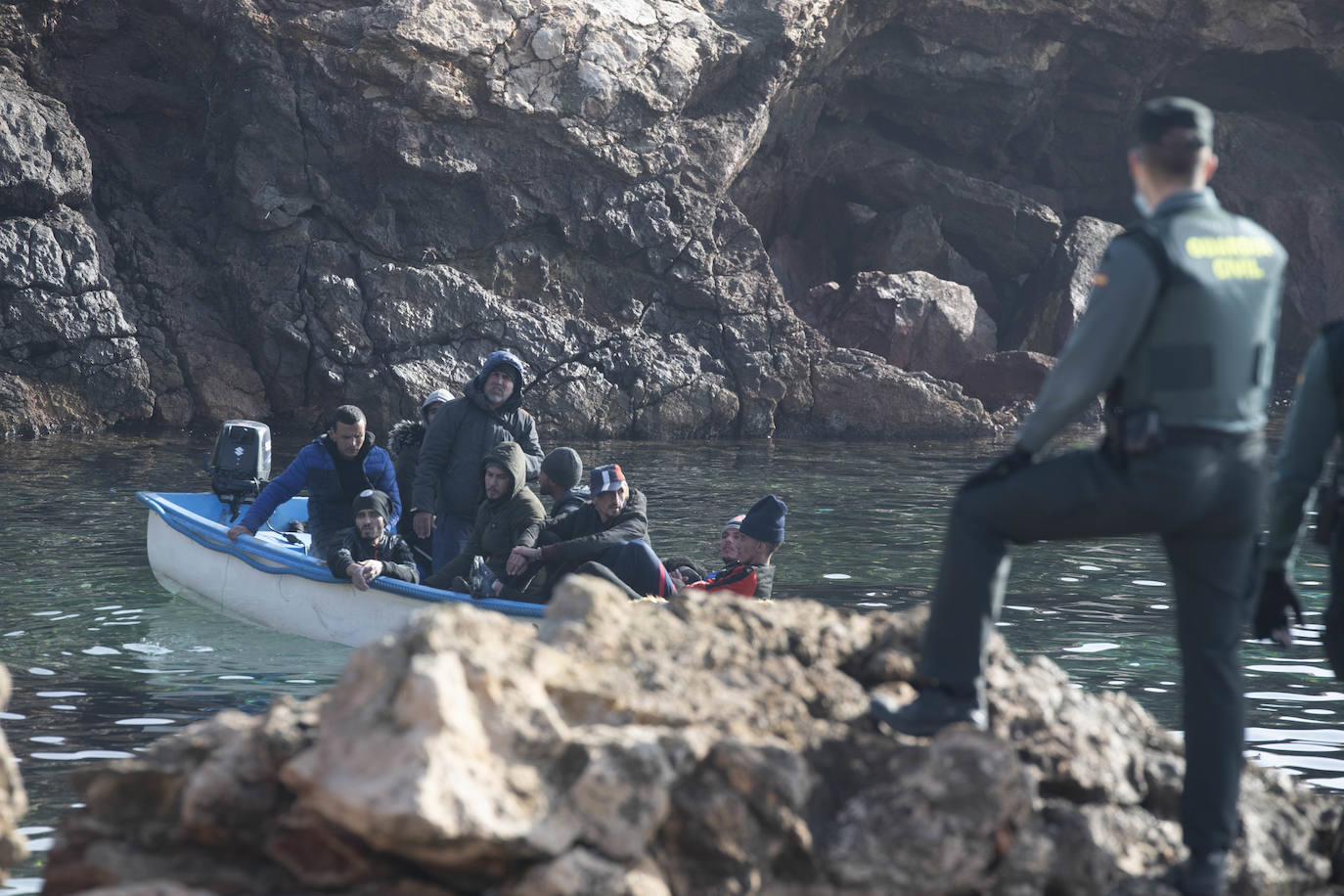 Fotos: Una patera con diez personas a bordo llega a Isla Plana, en Cartagena