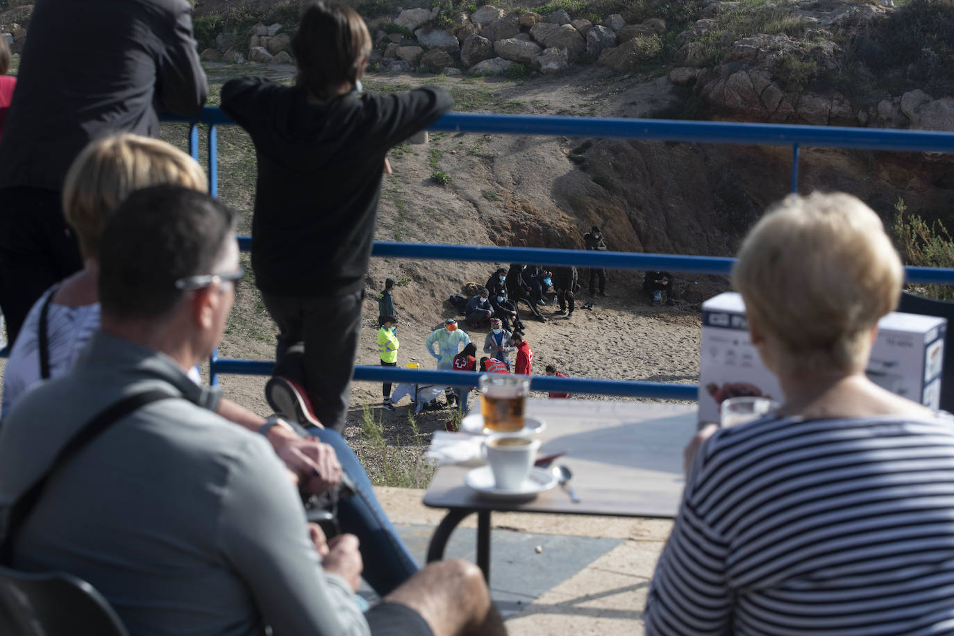 Fotos: Una patera con diez personas a bordo llega a Isla Plana, en Cartagena