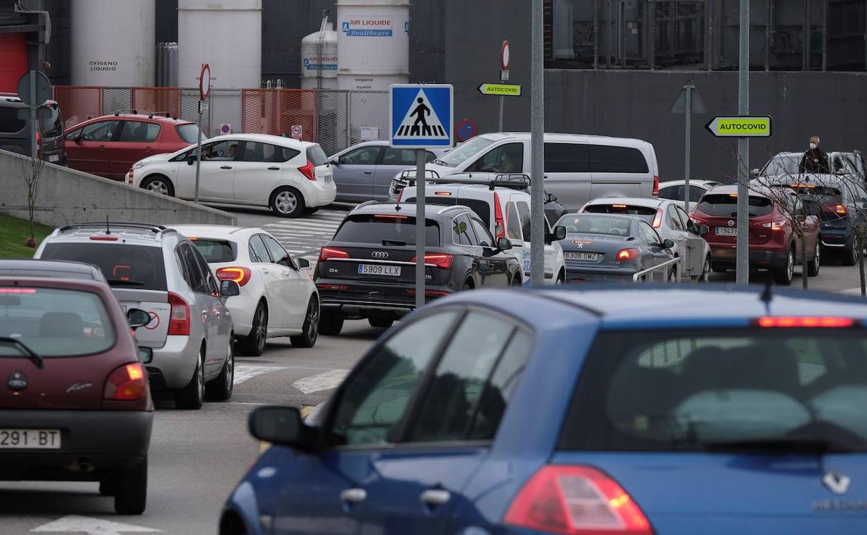 Imagen de archivo de una cola de coches.