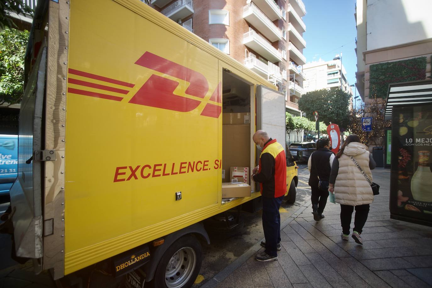 Fotos: Aumentan los repartidores durante el periodo de rebajas