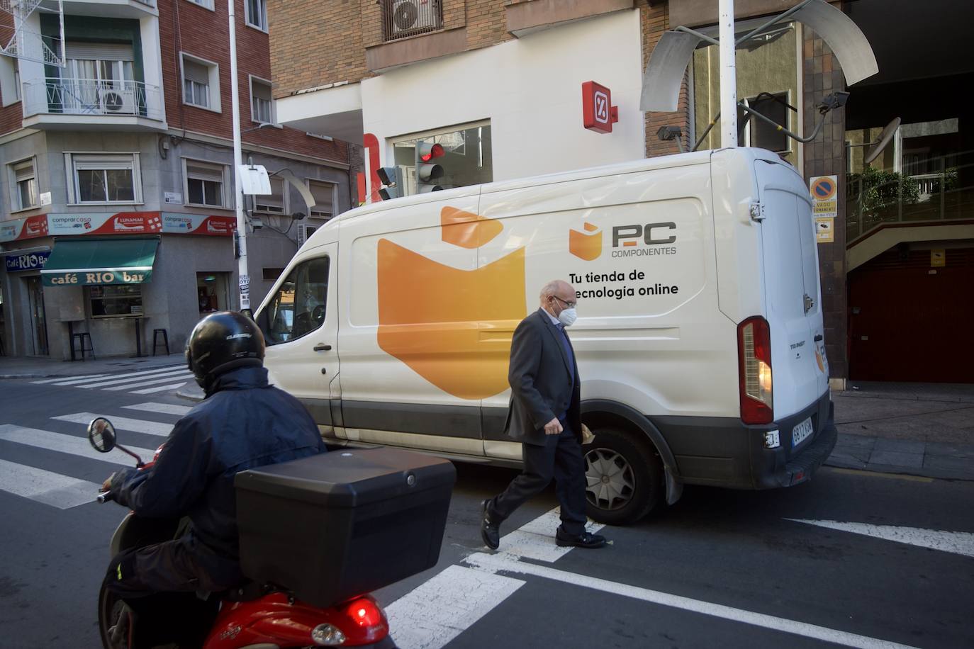 Fotos: Aumentan los repartidores durante el periodo de rebajas