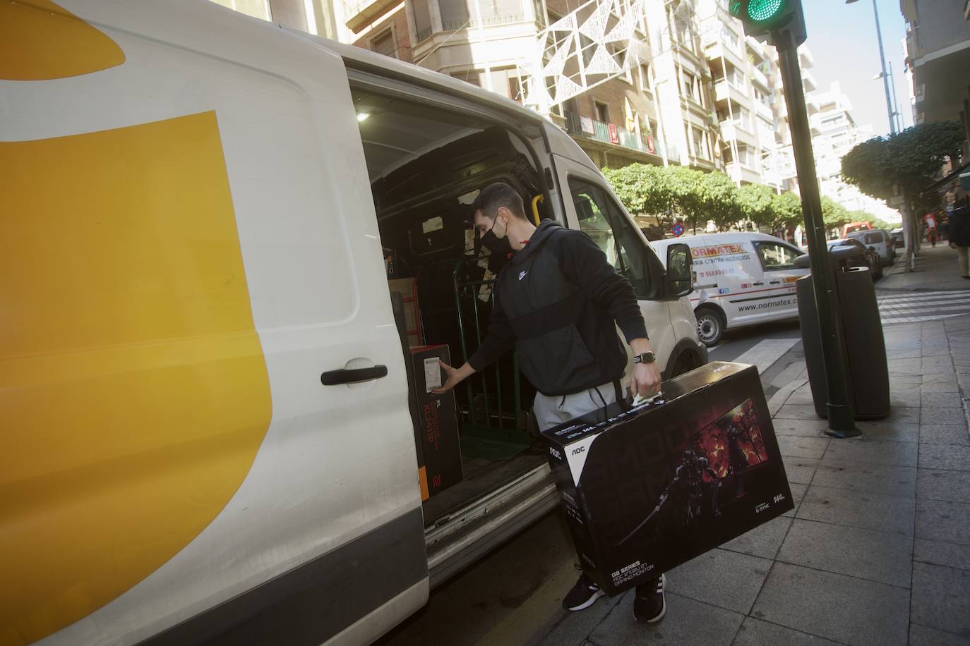 Fotos: Aumentan los repartidores durante el periodo de rebajas