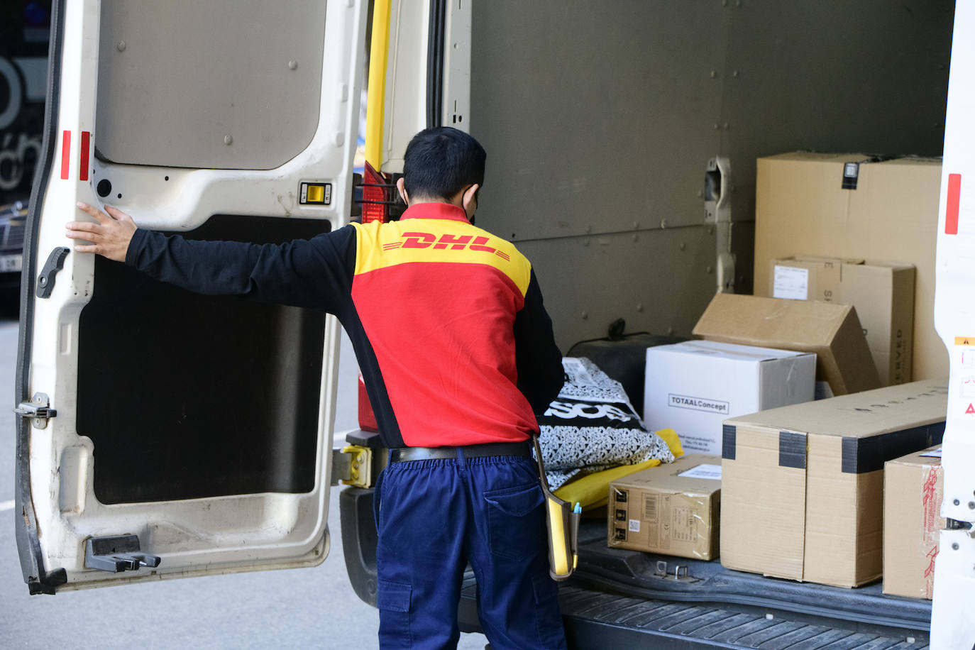 Fotos: Aumentan los repartidores durante el periodo de rebajas