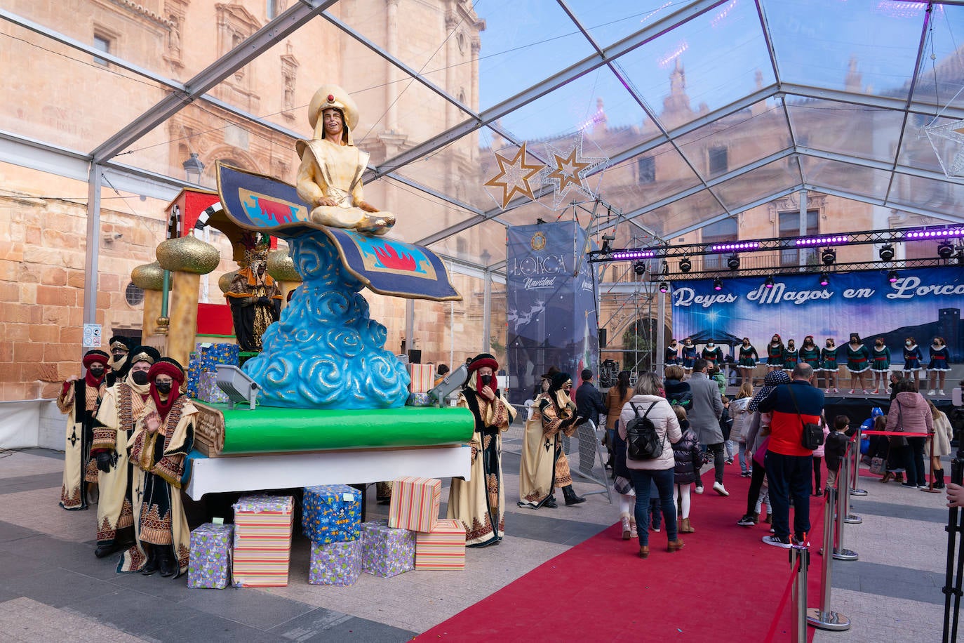 Fotos: Cabalgata de los Reyes Magos estática en la plaza de España de Lorca