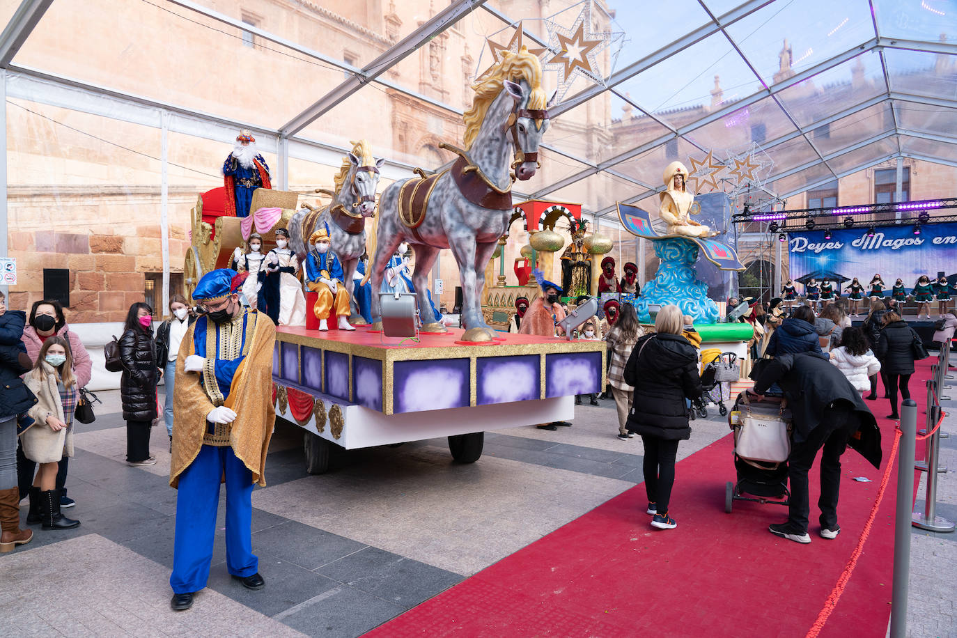 Fotos: Cabalgata de los Reyes Magos estática en la plaza de España de Lorca