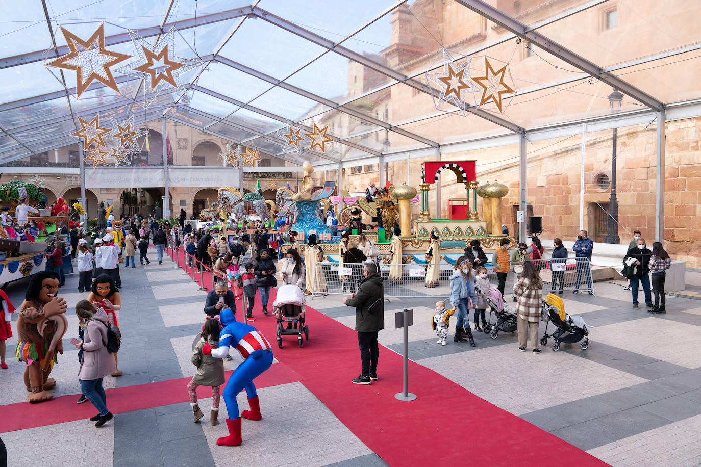 Fotos: Cabalgata de los Reyes Magos estática en la plaza de España de Lorca