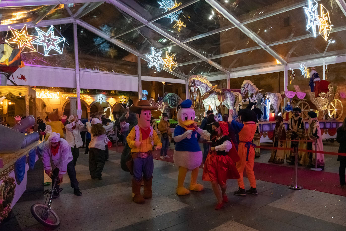 Fotos: Cabalgata de los Reyes Magos estática en la plaza de España de Lorca