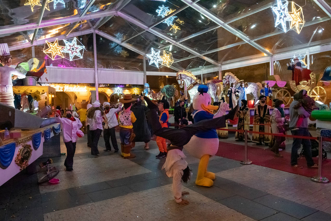 Fotos: Cabalgata de los Reyes Magos estática en la plaza de España de Lorca