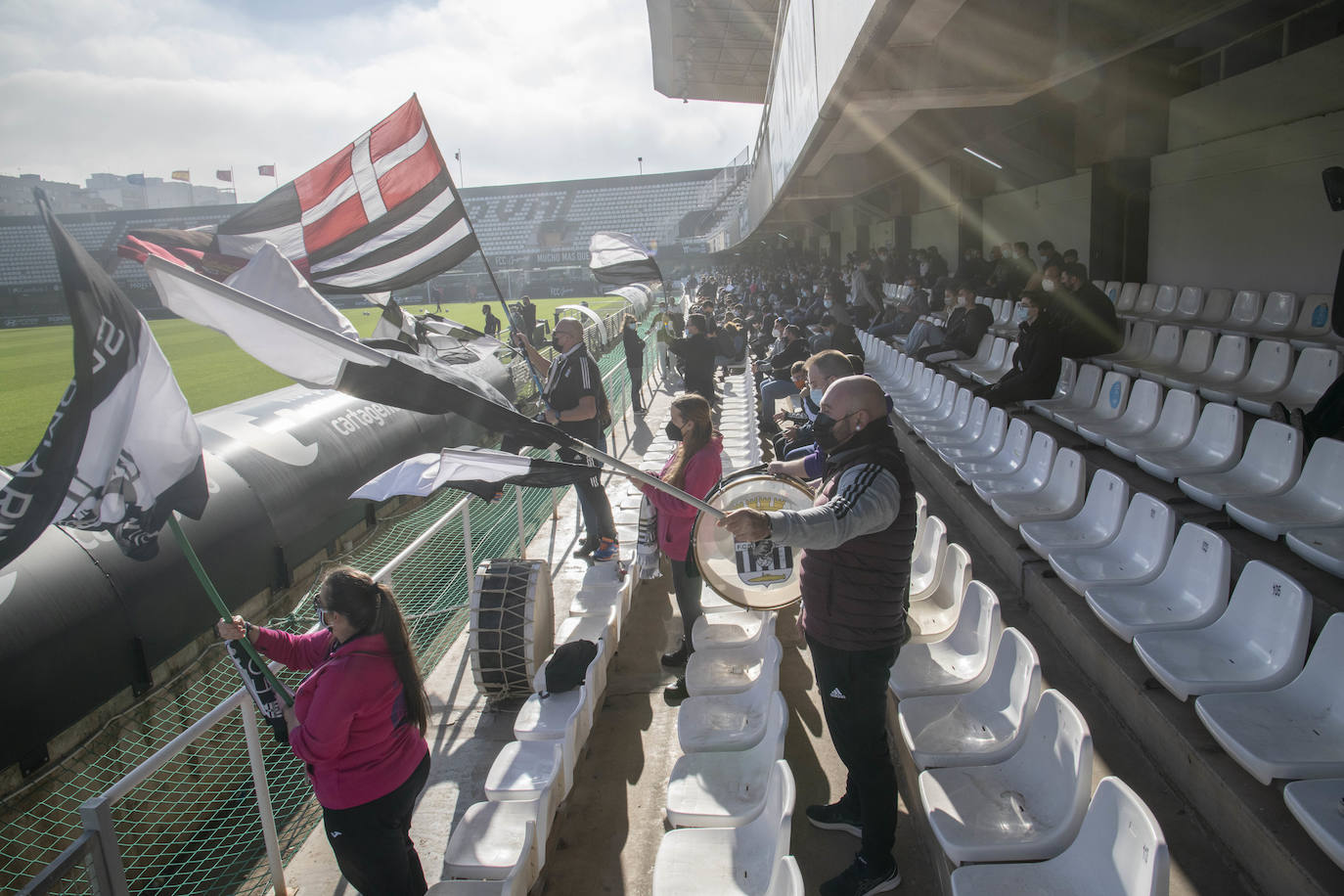 Fotos: Medio millar de fieles arropan al Cartagena en el último entrenamiento