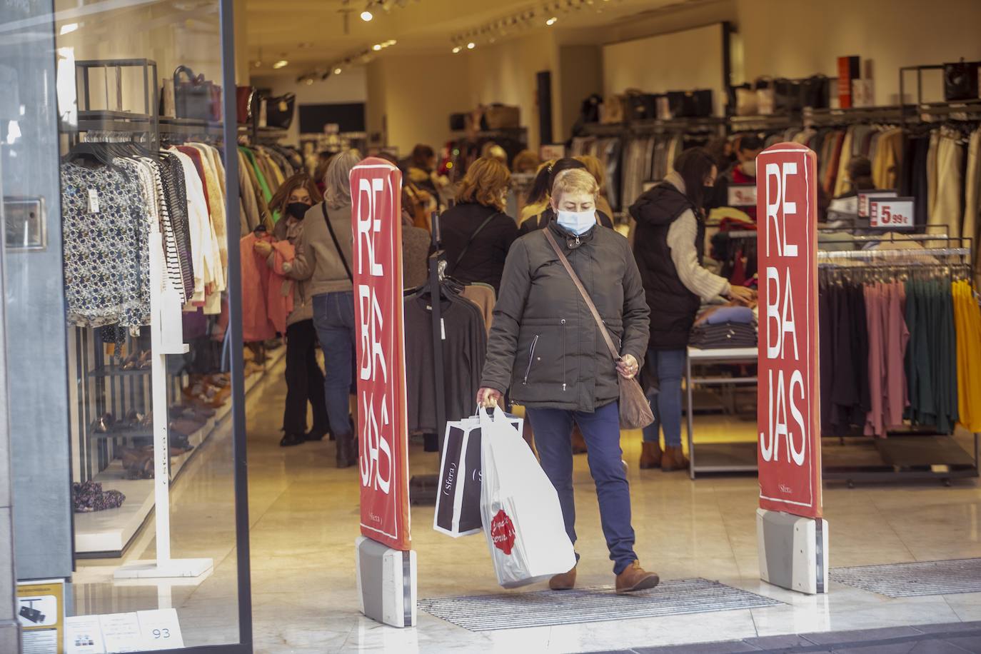 Fotos: Las rebajas y los Reyes animan las ventas en Cartagena