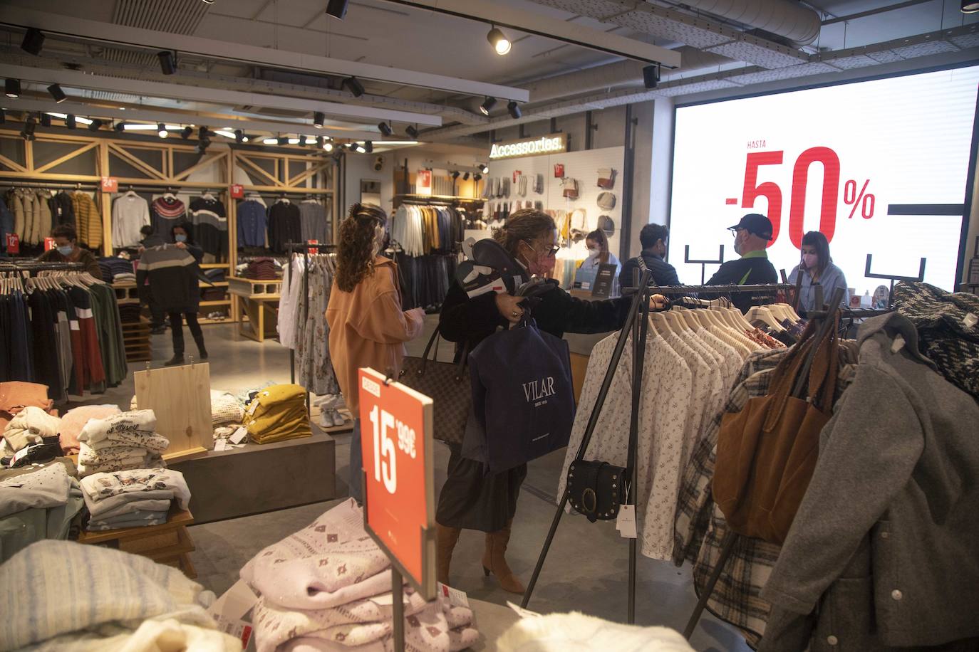 Fotos: Las rebajas y los Reyes animan las ventas en Cartagena