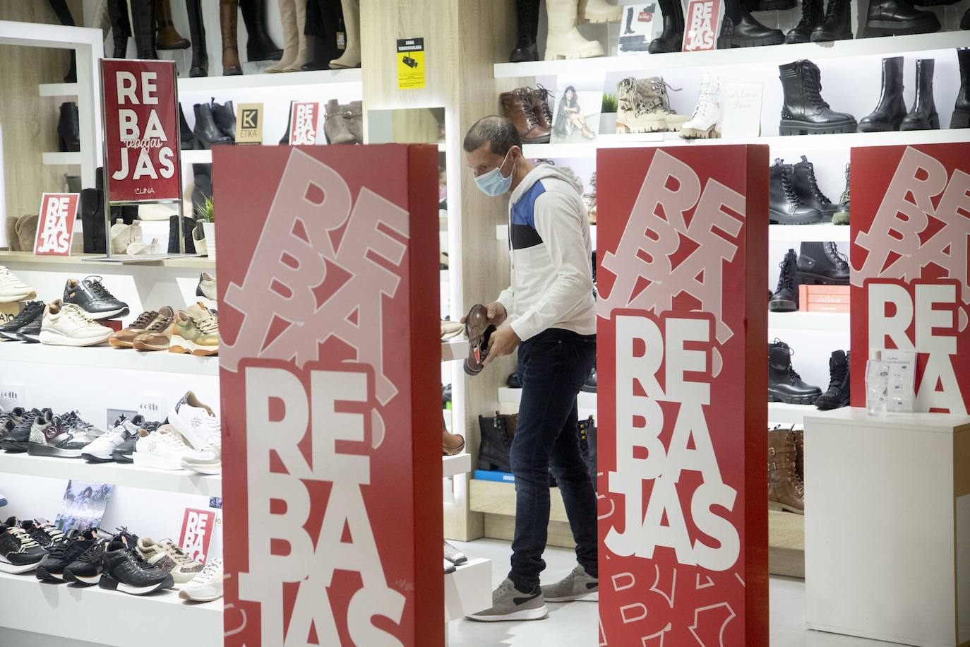 Fotos: Las rebajas y los Reyes animan las ventas en Cartagena