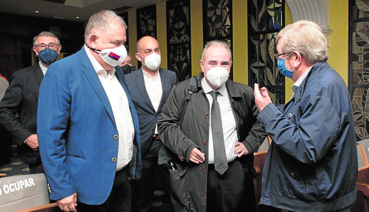 El director general del Agua, entre Lucas Jiménez y José A. Andújar, en una reunión con los regantes. 