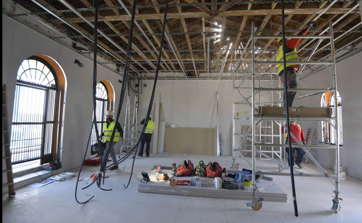 Trabajos que se estaban realizando ayer en el interior del edificio de la estación, que se encontraba prácticamente abandonada. 