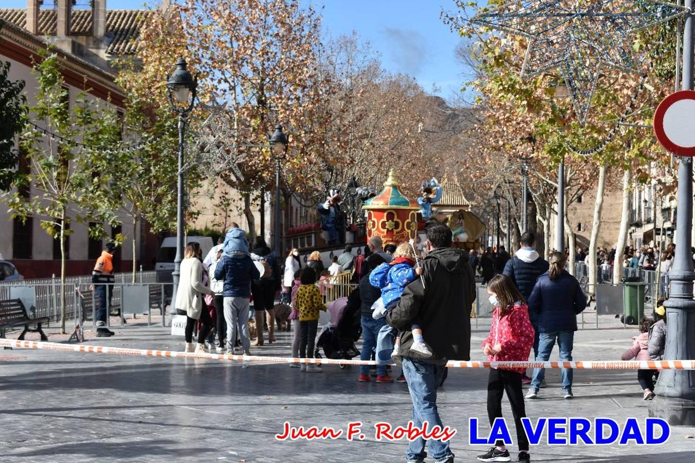 Desde las once de la mañana hasta las tres de la tarde, los Reyes Magos estuvieron en el paseo de La Corredera, de Caravaca, un espacio donde se encontraban expuestas las distintas carrozas del Cortejo Real. En este lugar y durante cuatro horas, Melchor, Gaspar y Baltasar saludaron y entregaron obsequios a quienes se acercaron a saludarlos.