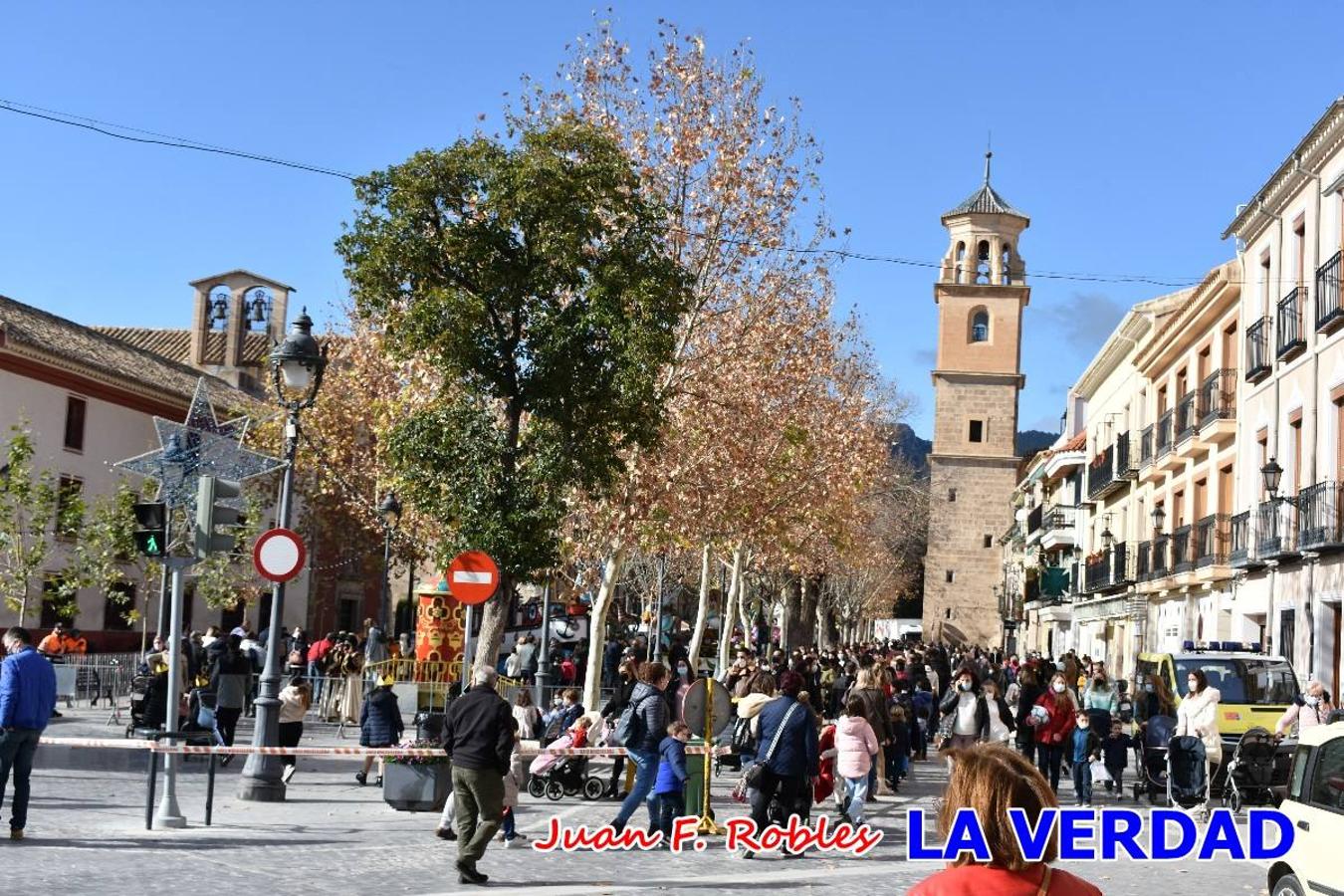 Desde las once de la mañana hasta las tres de la tarde, los Reyes Magos estuvieron en el paseo de La Corredera, de Caravaca, un espacio donde se encontraban expuestas las distintas carrozas del Cortejo Real. En este lugar y durante cuatro horas, Melchor, Gaspar y Baltasar saludaron y entregaron obsequios a quienes se acercaron a saludarlos.