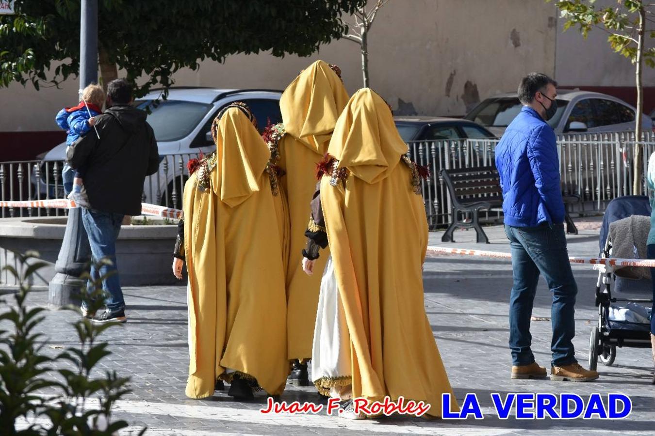 Desde las once de la mañana hasta las tres de la tarde, los Reyes Magos estuvieron en el paseo de La Corredera, de Caravaca, un espacio donde se encontraban expuestas las distintas carrozas del Cortejo Real. En este lugar y durante cuatro horas, Melchor, Gaspar y Baltasar saludaron y entregaron obsequios a quienes se acercaron a saludarlos.