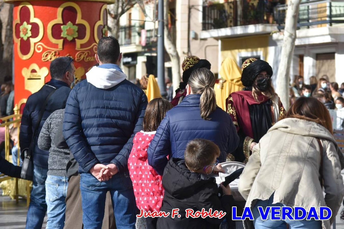 Desde las once de la mañana hasta las tres de la tarde, los Reyes Magos estuvieron en el paseo de La Corredera, de Caravaca, un espacio donde se encontraban expuestas las distintas carrozas del Cortejo Real. En este lugar y durante cuatro horas, Melchor, Gaspar y Baltasar saludaron y entregaron obsequios a quienes se acercaron a saludarlos.