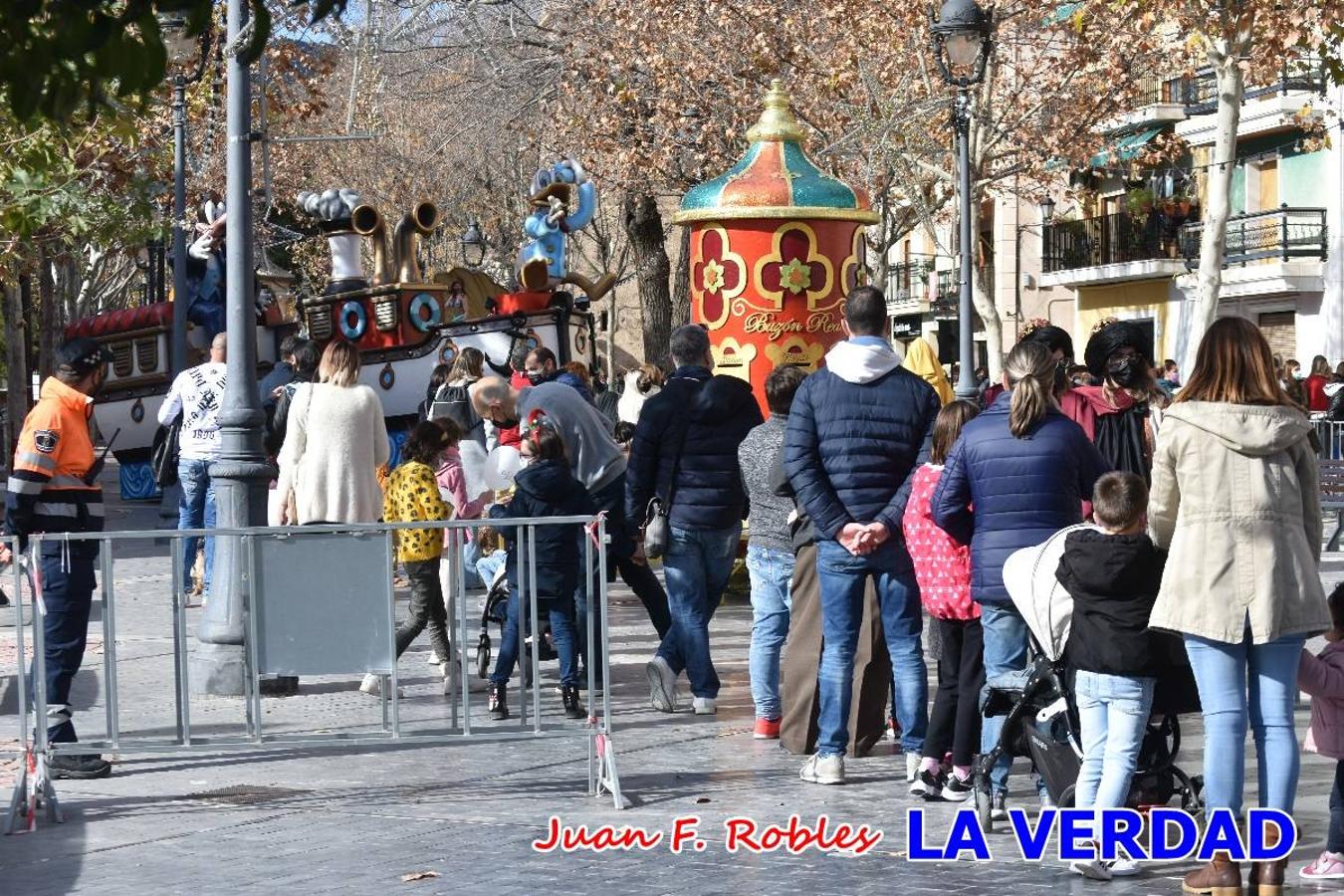 Desde las once de la mañana hasta las tres de la tarde, los Reyes Magos estuvieron en el paseo de La Corredera, de Caravaca, un espacio donde se encontraban expuestas las distintas carrozas del Cortejo Real. En este lugar y durante cuatro horas, Melchor, Gaspar y Baltasar saludaron y entregaron obsequios a quienes se acercaron a saludarlos.