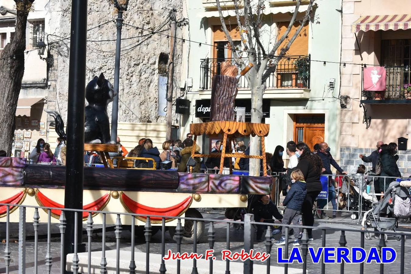 Desde las once de la mañana hasta las tres de la tarde, los Reyes Magos estuvieron en el paseo de La Corredera, de Caravaca, un espacio donde se encontraban expuestas las distintas carrozas del Cortejo Real. En este lugar y durante cuatro horas, Melchor, Gaspar y Baltasar saludaron y entregaron obsequios a quienes se acercaron a saludarlos.