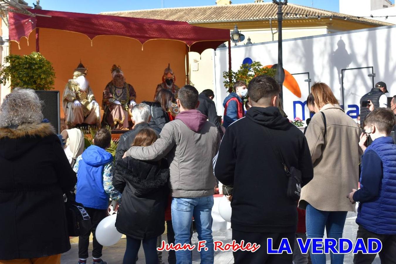 Desde las once de la mañana hasta las tres de la tarde, los Reyes Magos estuvieron en el paseo de La Corredera, de Caravaca, un espacio donde se encontraban expuestas las distintas carrozas del Cortejo Real. En este lugar y durante cuatro horas, Melchor, Gaspar y Baltasar saludaron y entregaron obsequios a quienes se acercaron a saludarlos.