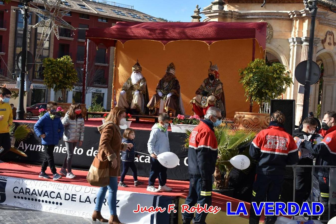 Desde las once de la mañana hasta las tres de la tarde, los Reyes Magos estuvieron en el paseo de La Corredera, de Caravaca, un espacio donde se encontraban expuestas las distintas carrozas del Cortejo Real. En este lugar y durante cuatro horas, Melchor, Gaspar y Baltasar saludaron y entregaron obsequios a quienes se acercaron a saludarlos.