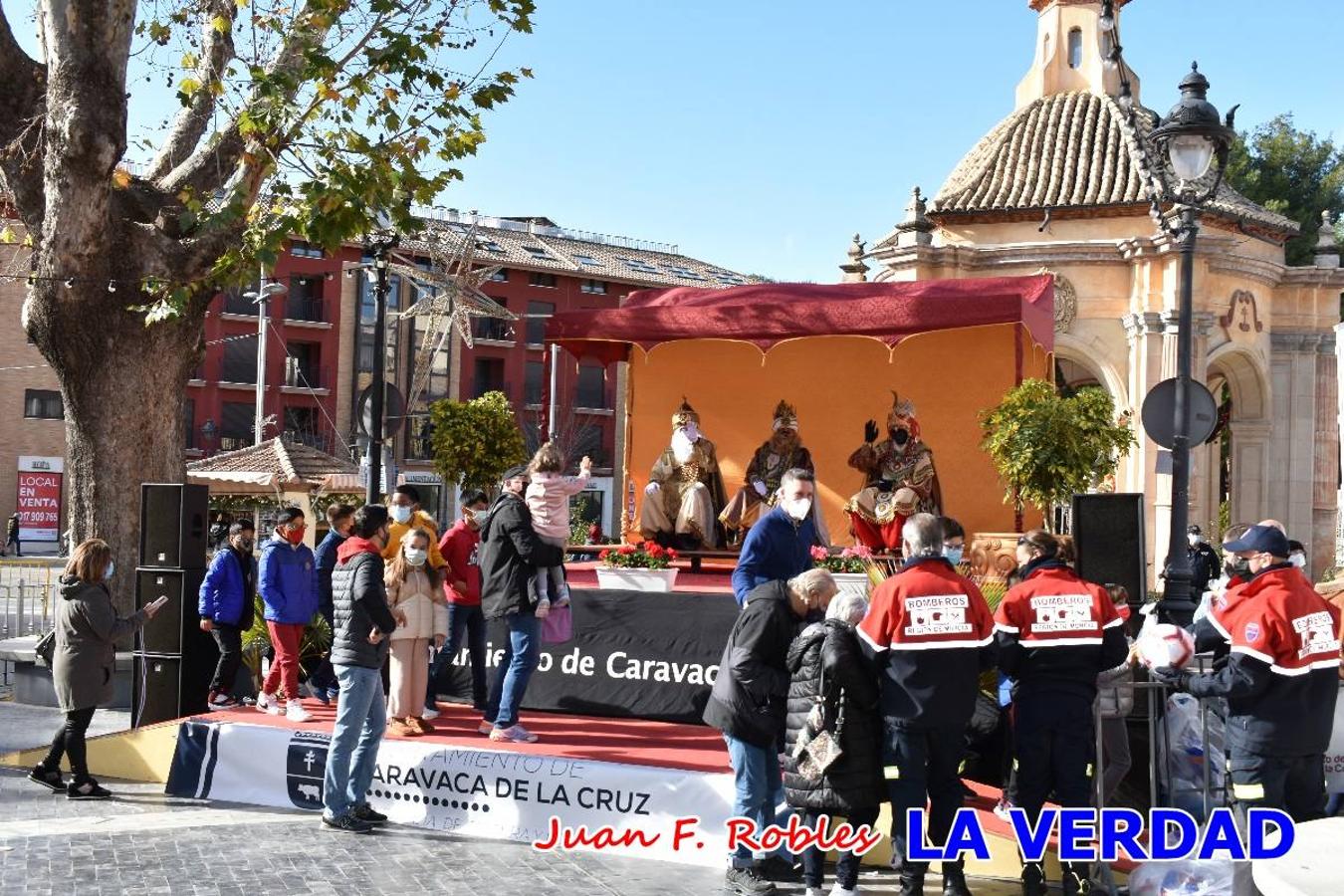 Desde las once de la mañana hasta las tres de la tarde, los Reyes Magos estuvieron en el paseo de La Corredera, de Caravaca, un espacio donde se encontraban expuestas las distintas carrozas del Cortejo Real. En este lugar y durante cuatro horas, Melchor, Gaspar y Baltasar saludaron y entregaron obsequios a quienes se acercaron a saludarlos.