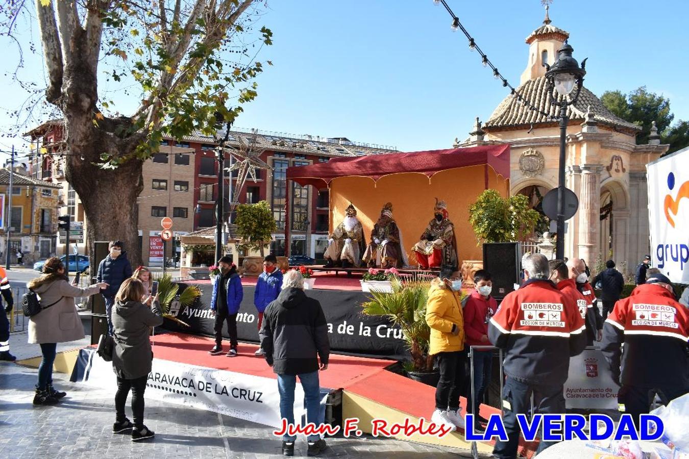 Desde las once de la mañana hasta las tres de la tarde, los Reyes Magos estuvieron en el paseo de La Corredera, de Caravaca, un espacio donde se encontraban expuestas las distintas carrozas del Cortejo Real. En este lugar y durante cuatro horas, Melchor, Gaspar y Baltasar saludaron y entregaron obsequios a quienes se acercaron a saludarlos.
