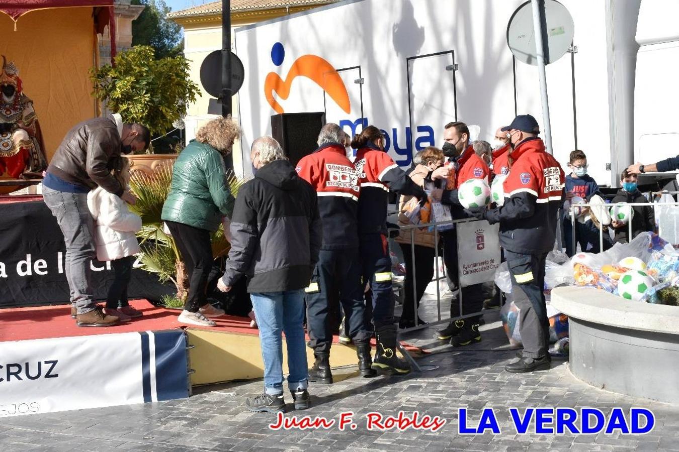 Desde las once de la mañana hasta las tres de la tarde, los Reyes Magos estuvieron en el paseo de La Corredera, de Caravaca, un espacio donde se encontraban expuestas las distintas carrozas del Cortejo Real. En este lugar y durante cuatro horas, Melchor, Gaspar y Baltasar saludaron y entregaron obsequios a quienes se acercaron a saludarlos.