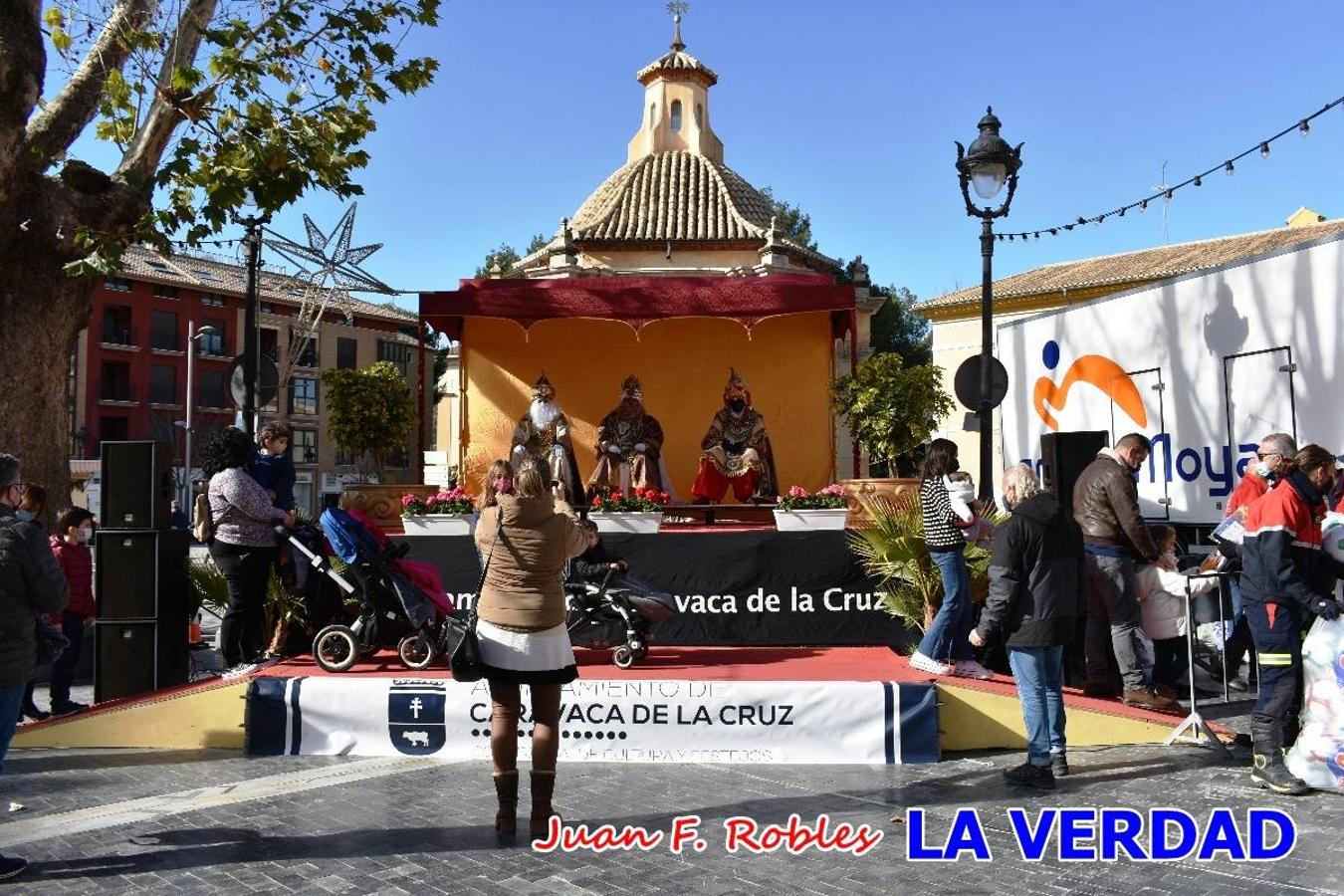 Desde las once de la mañana hasta las tres de la tarde, los Reyes Magos estuvieron en el paseo de La Corredera, de Caravaca, un espacio donde se encontraban expuestas las distintas carrozas del Cortejo Real. En este lugar y durante cuatro horas, Melchor, Gaspar y Baltasar saludaron y entregaron obsequios a quienes se acercaron a saludarlos.