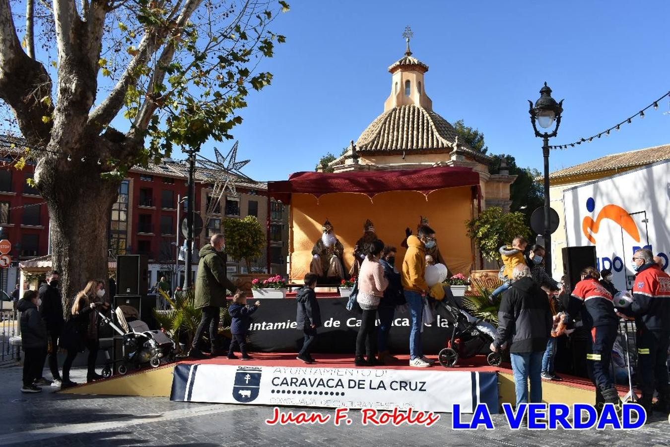 Desde las once de la mañana hasta las tres de la tarde, los Reyes Magos estuvieron en el paseo de La Corredera, de Caravaca, un espacio donde se encontraban expuestas las distintas carrozas del Cortejo Real. En este lugar y durante cuatro horas, Melchor, Gaspar y Baltasar saludaron y entregaron obsequios a quienes se acercaron a saludarlos.