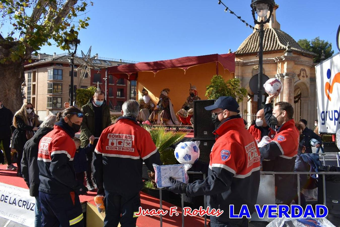 Desde las once de la mañana hasta las tres de la tarde, los Reyes Magos estuvieron en el paseo de La Corredera, de Caravaca, un espacio donde se encontraban expuestas las distintas carrozas del Cortejo Real. En este lugar y durante cuatro horas, Melchor, Gaspar y Baltasar saludaron y entregaron obsequios a quienes se acercaron a saludarlos.