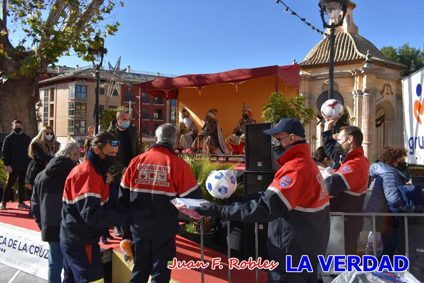 Desde las once de la mañana hasta las tres de la tarde, los Reyes Magos estuvieron en el paseo de La Corredera, de Caravaca, un espacio donde se encontraban expuestas las distintas carrozas del Cortejo Real. En este lugar y durante cuatro horas, Melchor, Gaspar y Baltasar saludaron y entregaron obsequios a quienes se acercaron a saludarlos.