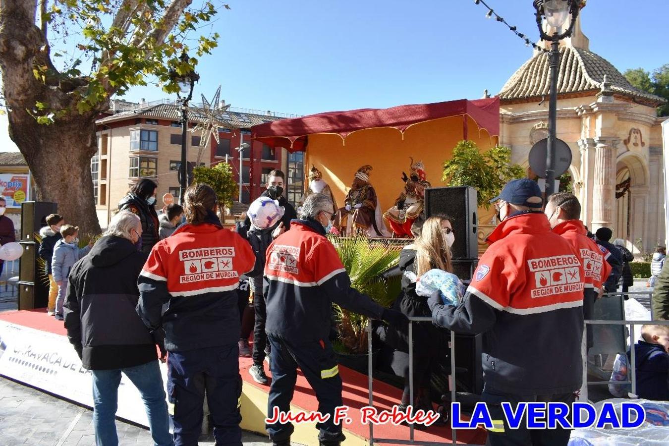 Desde las once de la mañana hasta las tres de la tarde, los Reyes Magos estuvieron en el paseo de La Corredera, de Caravaca, un espacio donde se encontraban expuestas las distintas carrozas del Cortejo Real. En este lugar y durante cuatro horas, Melchor, Gaspar y Baltasar saludaron y entregaron obsequios a quienes se acercaron a saludarlos.