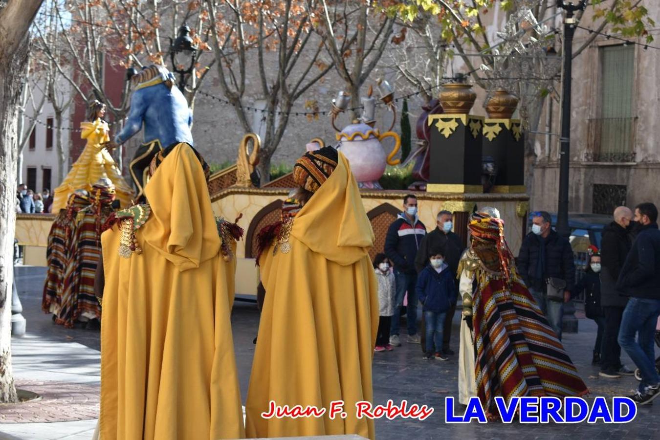 Desde las once de la mañana hasta las tres de la tarde, los Reyes Magos estuvieron en el paseo de La Corredera, de Caravaca, un espacio donde se encontraban expuestas las distintas carrozas del Cortejo Real. En este lugar y durante cuatro horas, Melchor, Gaspar y Baltasar saludaron y entregaron obsequios a quienes se acercaron a saludarlos.