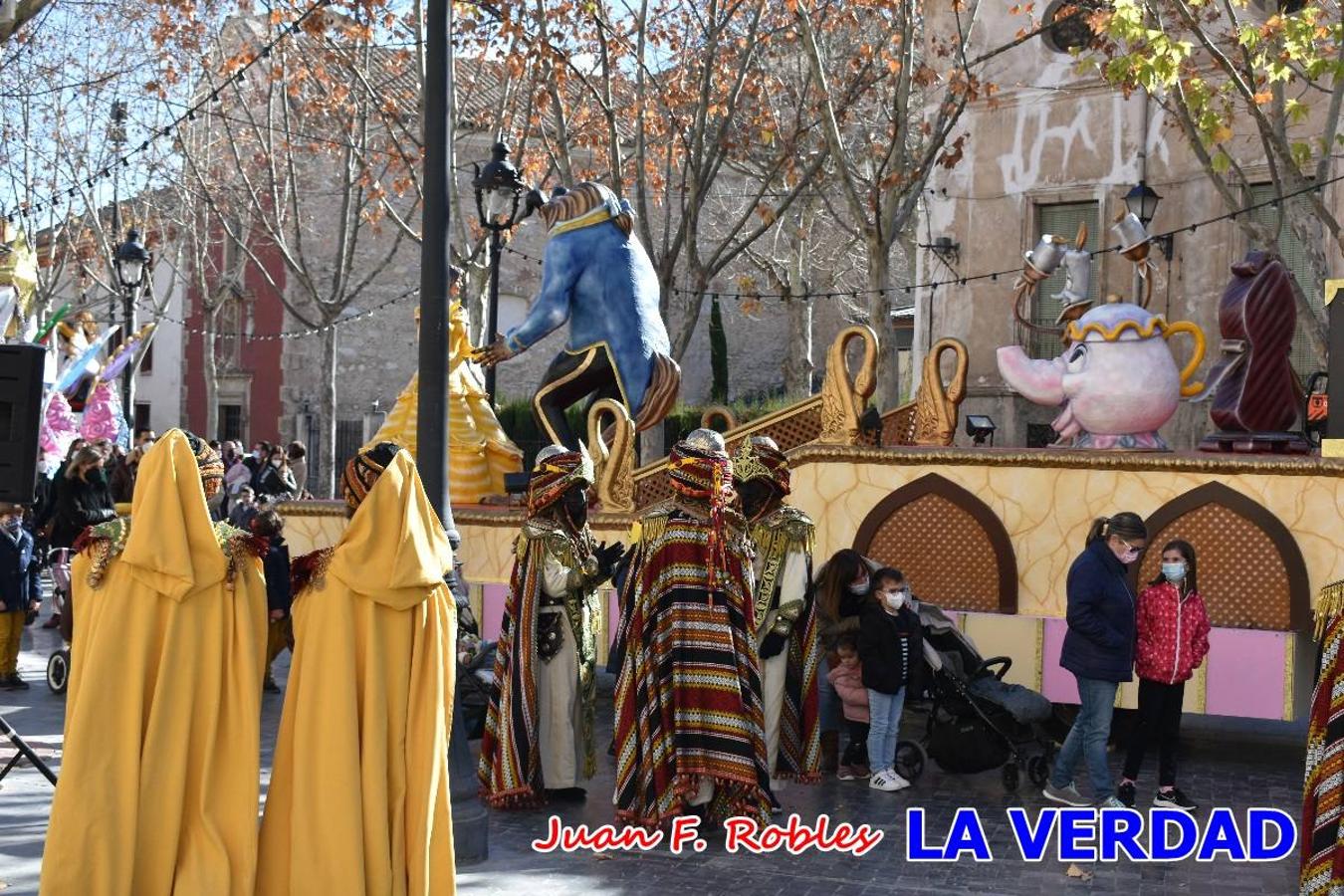 Desde las once de la mañana hasta las tres de la tarde, los Reyes Magos estuvieron en el paseo de La Corredera, de Caravaca, un espacio donde se encontraban expuestas las distintas carrozas del Cortejo Real. En este lugar y durante cuatro horas, Melchor, Gaspar y Baltasar saludaron y entregaron obsequios a quienes se acercaron a saludarlos.