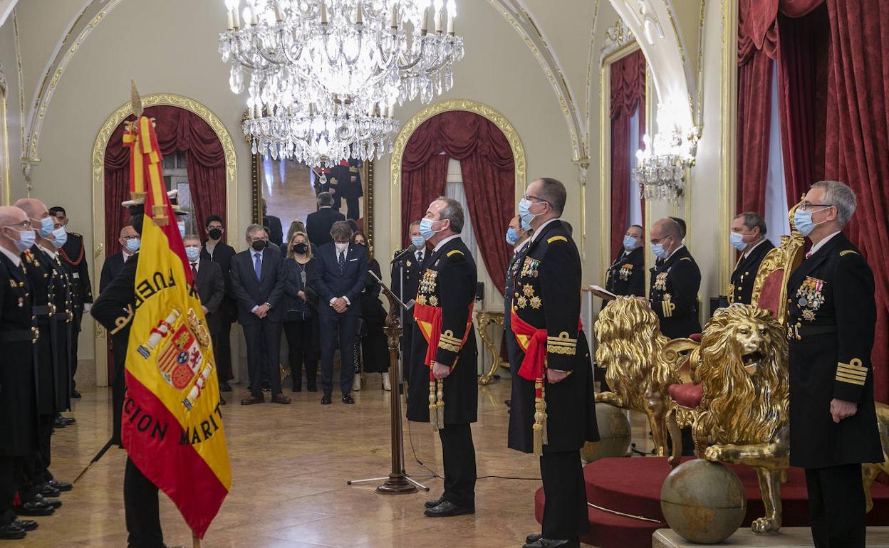 El almirante de Acción Marítima, Juan Luis Sobrino Pérez-Crespo, frente a la bandera nacional en el acto de la Pascua Militar en la Capitanía de la Armada en Cartagena. 