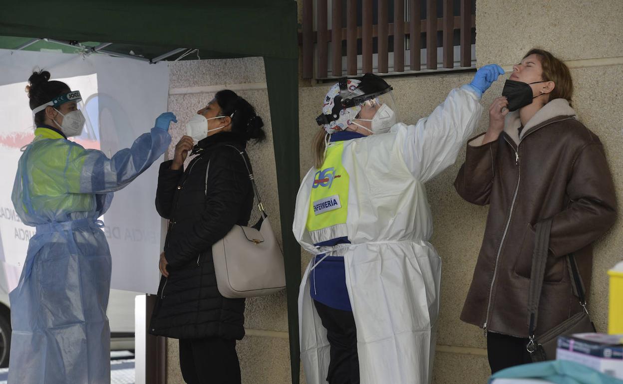 Enfermeras realizando test de antígenos, este jueves, en una carpa instalada junto al Servicio de Urgencias de Atención Primaria (SUAP) de San Andrés, en Murcia.