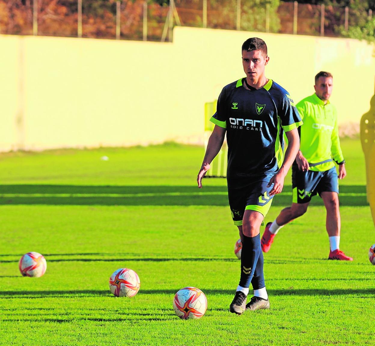 Raúl Palma, uno de los últimos fichajes del UCAM, en un entrenamiento, el lunes. 